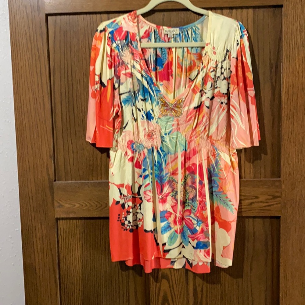 One world light and flowy size L top